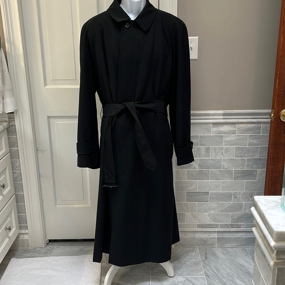 ⭐️⭐️⭐️Mens Burberry trench coat.